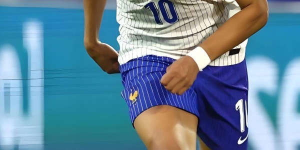 随着巴萨2-1绝杀，马竞1-0，贝蒂斯2-2绝平黄潜，西甲积分榜如下